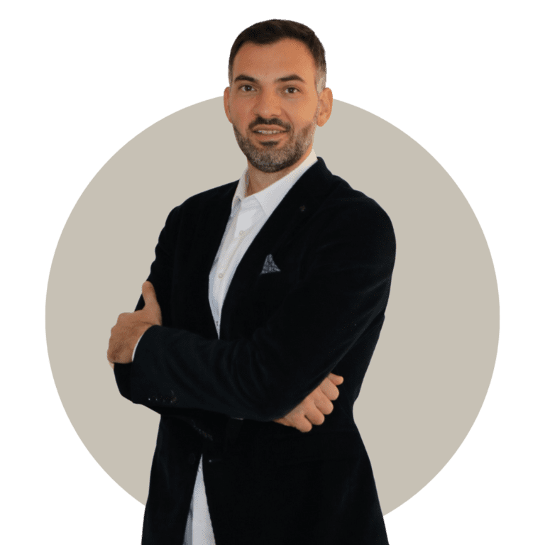 Dr. sc. Josip Vlaić, dr.med. specijalist je ortoped s užom specijalnošću iz dječje ortopedije. Autor